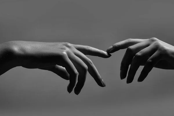Zwei weibliche Hände — Stockfoto