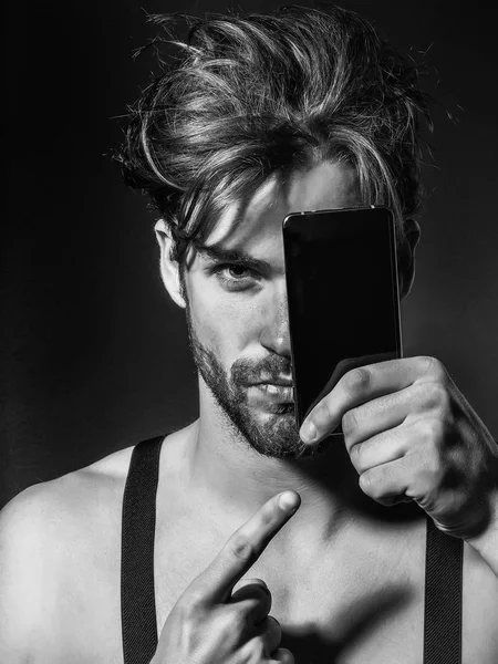 Smartphone noktalarda yakışıklı adam