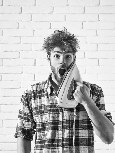 Yakışıklı adam çığlıklar demir ile