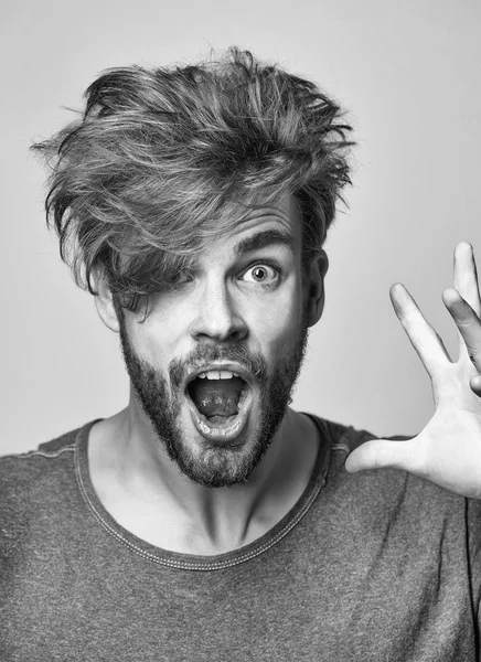 Kızgın adam öfkeyle bağırır