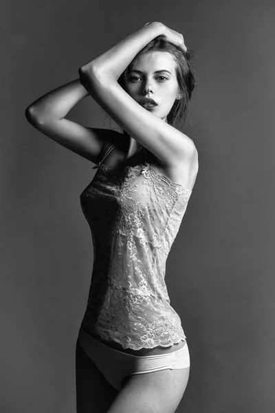 ネグリジェ ドレス非常にセクシーな女の子 — ストック写真