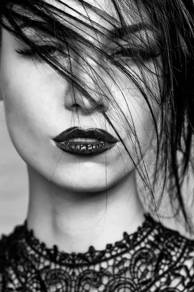 Çok seksi sevimli esmer kız