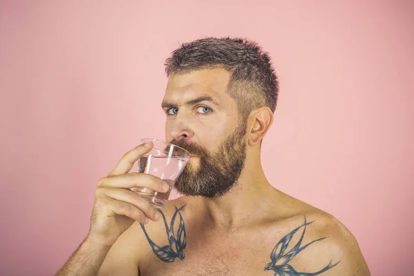 Hipster dricka rent friskt vatten, uppfriskande. — Stockfoto