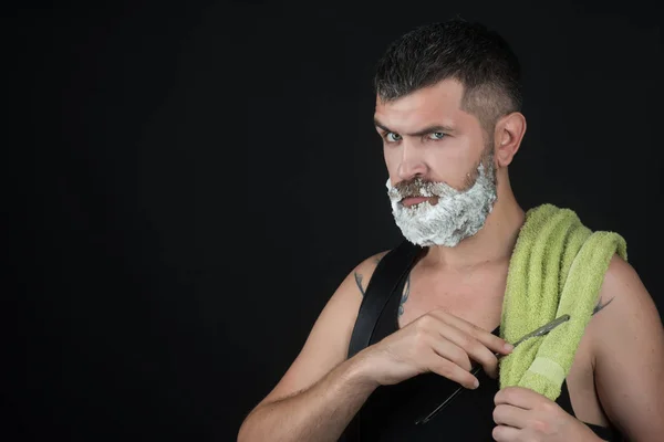 Ernstige hipster in barbershop en nieuwe technologieën. — Stockfoto