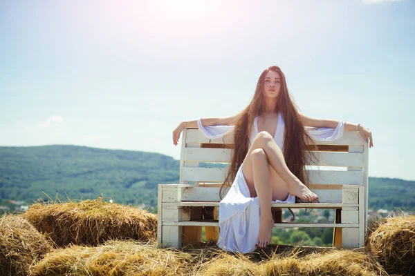 长头发的妇女在晴朗的天在山风景 — 图库照片