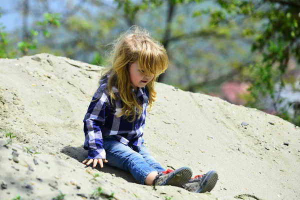Pastoral güneşli kum yığını slayttan yürümeye başlayan çocuk — Stok fotoğraf