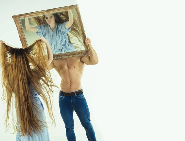 男が鏡を見て長い髪を持つ女性 — ストック写真