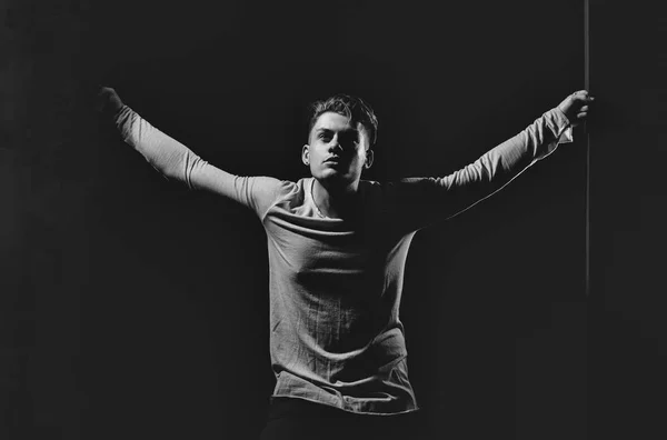 Hombre guapo con corte de pelo elegante en camiseta gris —  Fotos de Stock