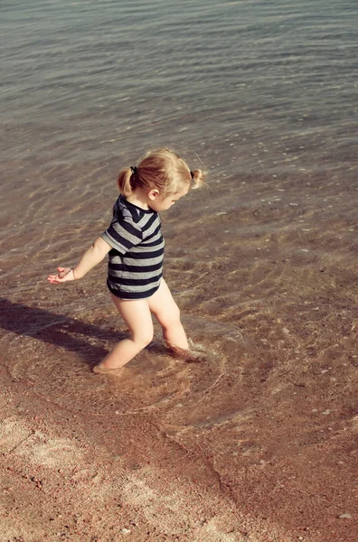 Deniz sahilde temiz su çocuk yürüyüş