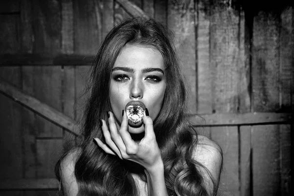 Değerli mücevher ile güzel kadın