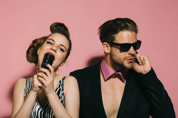 Pinup meisje en man op roze, radio. — Stockfoto