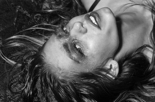 Tatil altın glitter makyaj güzel kız