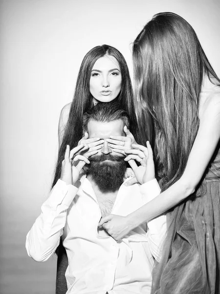 Bebaarde man en twee vrouwen — Stockfoto
