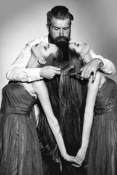 Sakallı adam Kuaför ve iki kadın