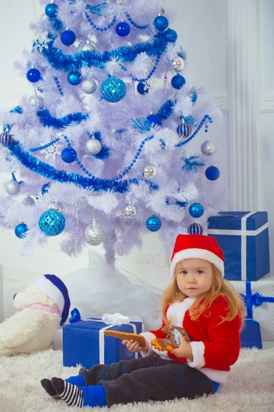 Weihnachtsglückliches Kind mit Bär und Geschenk, Cyber-Montag. — Stockfoto