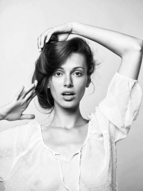 esmer saçlı oldukça stil sahibi kız