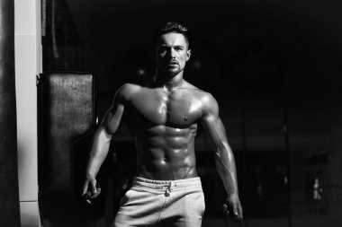 Kaslı adam ile ip atlama