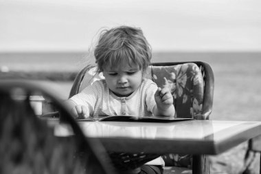 Menü kartı şirin bebek çocuk okur