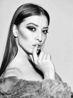 kürk paltolu güzel kız