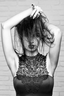 Esmer saçlı güzel kız