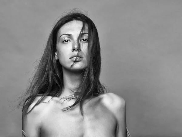 Красива жінка з голими шиями — стокове фото