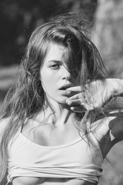 Sexy junge Frau sonnig im Freien — Stockfoto