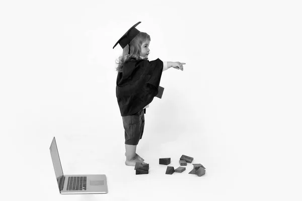 Menino pequeno criança com cubos — Fotografia de Stock