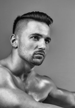 Yakışıklı adam veya kas maço