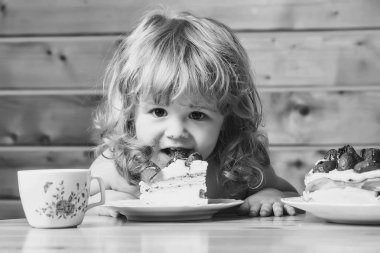 küçük çocuk çilekli kek yiyor