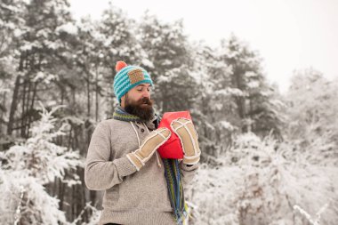 Sakallı adam santa şapka, yeni yıl.