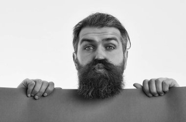 sakallı adam hipster sarı kağıt üzerinde beyaz izole ile öpüşme