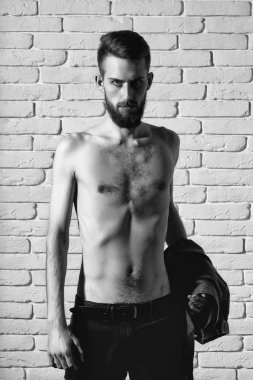 tuğla zemin üzerine ince çıplak gövde ile ince sakallı adam