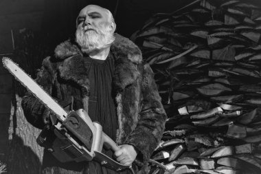 Sakallı ihtiyar chainsaw ile