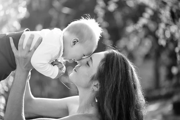 Šťastný roztomilý chlapeček a matka baví — Stock fotografie