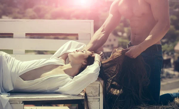 Kadın sakin ol bankta güneşli yaz gününde — Stok fotoğraf