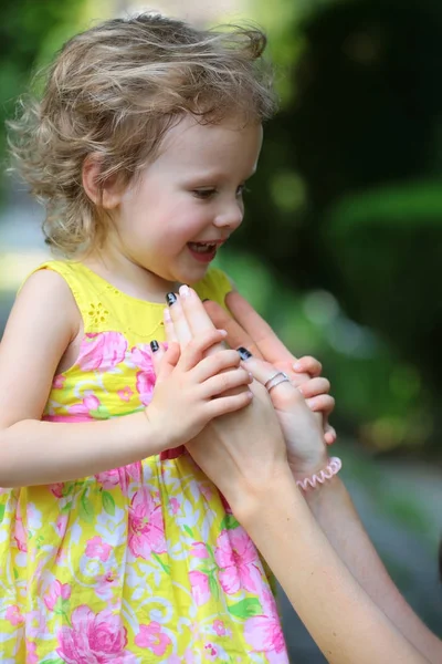 Menina feliz segurar as mãos femininas no parque de verão ao ar livre — Fotografia de Stock