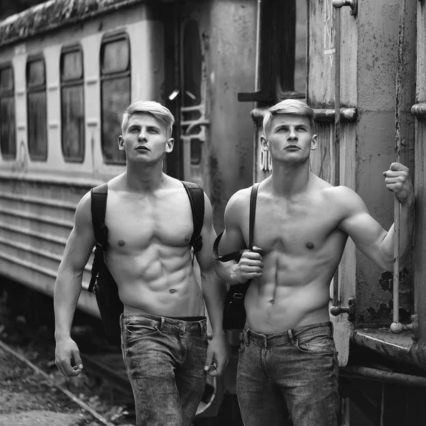 Rapazes musculosos perto do comboio ferroviário — Fotografia de Stock