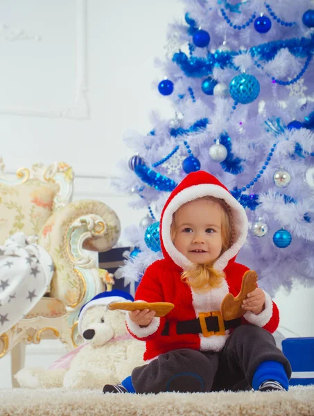 Papai Noel garoto com caixa de presente, Black Friday . — Fotografia de Stock