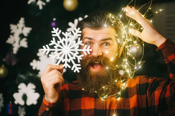 크리스마스 화 환, 새 해 수염을 가진 남자의 얼굴에서 — 스톡 사진