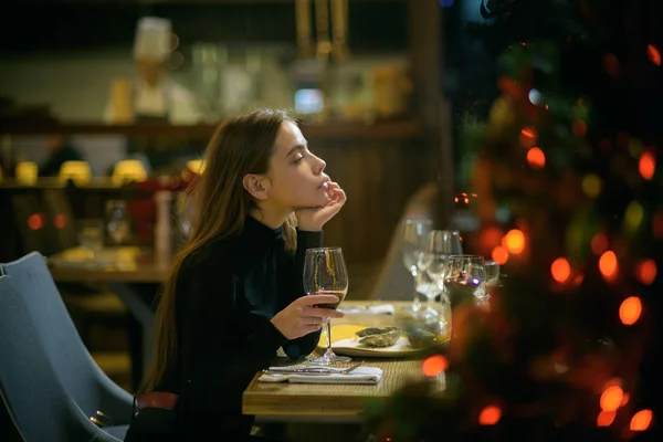 Женщина наслаждается вином в ресторане — стоковое фото
