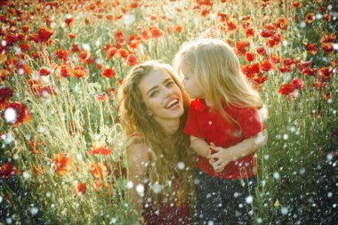 kadın ve küçük çocuk veya çocuk haşhaş alanındaki