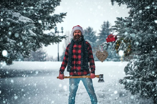 Nouvel an homme dans la forêt froide enneigée avec boîte cadeau . — Photo
