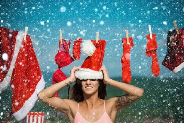 Santa claus holka oblečení-k sušení. — Stock fotografie