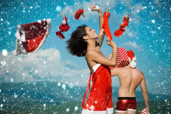 Natale coppia innamorata og donna e Babbo Natale uomo — Foto Stock