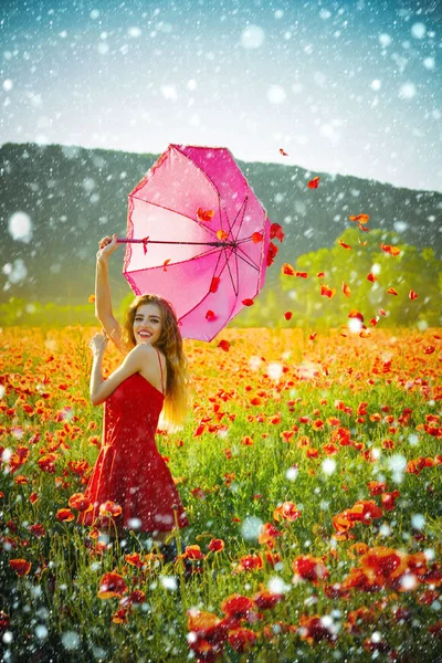 Mujer en el campo de semillas de amapola con paraguas —  Fotos de Stock