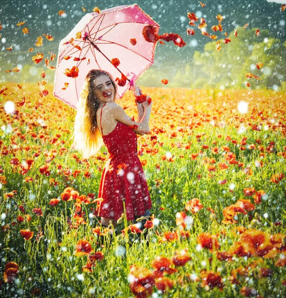 Girl in field of poppy seed with umbrella — Stock Photo, Image