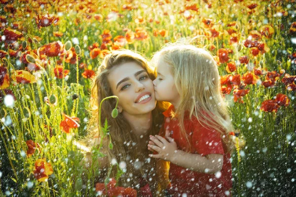 Kind, kleiner Junge bei Mutter oder Schwester im Mohnfeld — Stockfoto