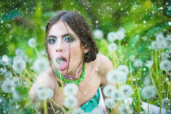 Jeune femme avec un maquillage à la mode et des perles en feuilles vertes — Photo