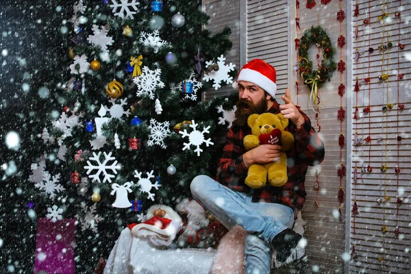 Christmas man with beard on happy face hold bear. — Stock Photo, Image