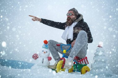 Hipster pilot gözlük ve şapka işaret parmağı.
